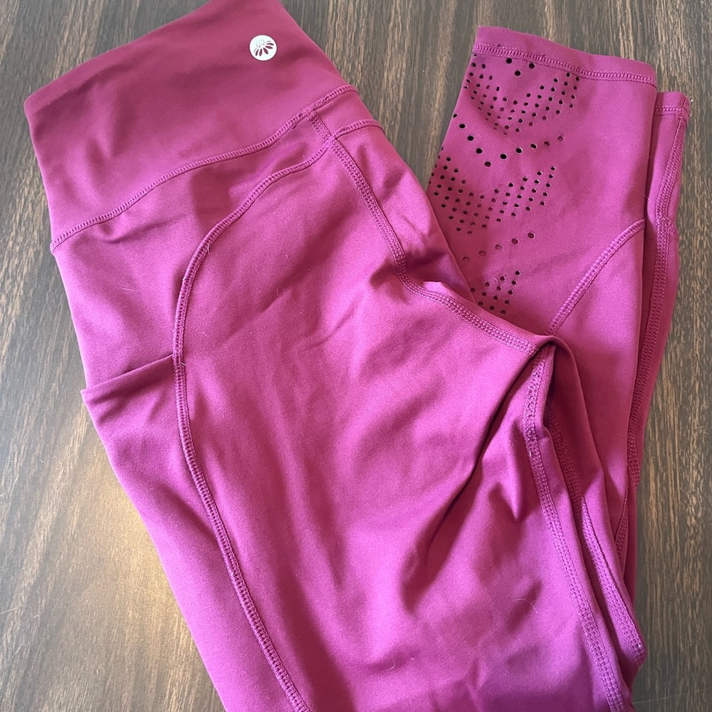 Senita Athletics Denali Laser Cut Capris - Merlot size small